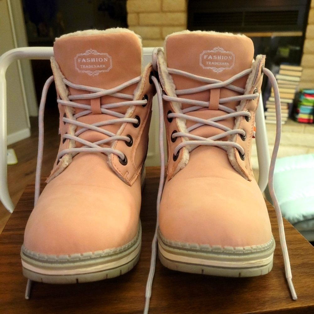 Women's winter boots, size 8